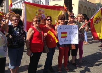 7 1 3 Decenas de personas se concentran para dar su apoyo a Guardia Civil y Policía