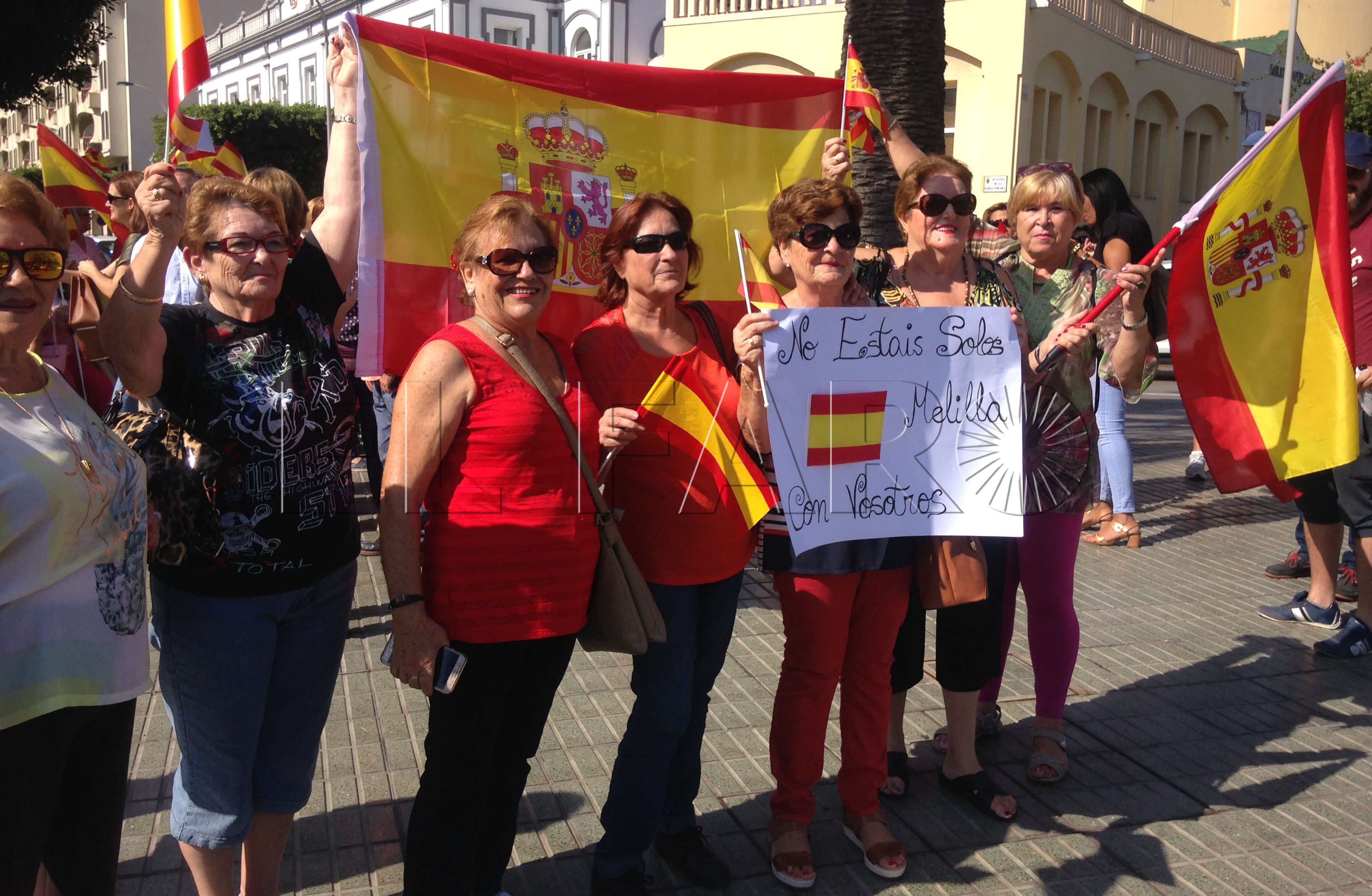 Decenas de personas se concentran para dar su apoyo a Guardia Civil y Policía