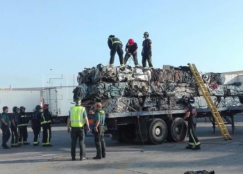 7 1 5 Dos chicos desisten y salen solos de entre las chatarras ante la dificultad para rescatarlos