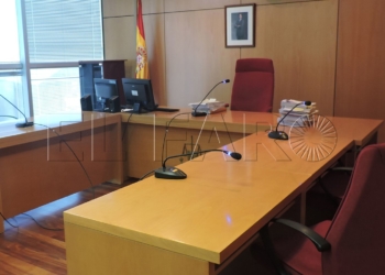 8 1 21 Pega a su mujer con una percha en presencia del hijo y le piden un año