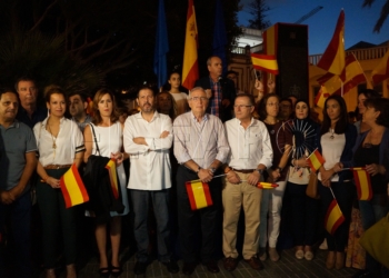 DSC01549 Cientos de melillenses salen a la calle por la unidad de España en un acto institucional