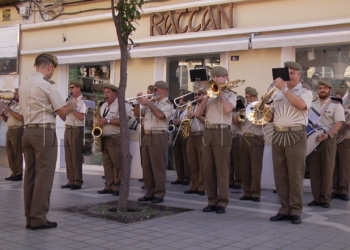 El dinosaurio en la redacción La Comgemel organiza un concierto para celebrar el Día de la Hispanidad