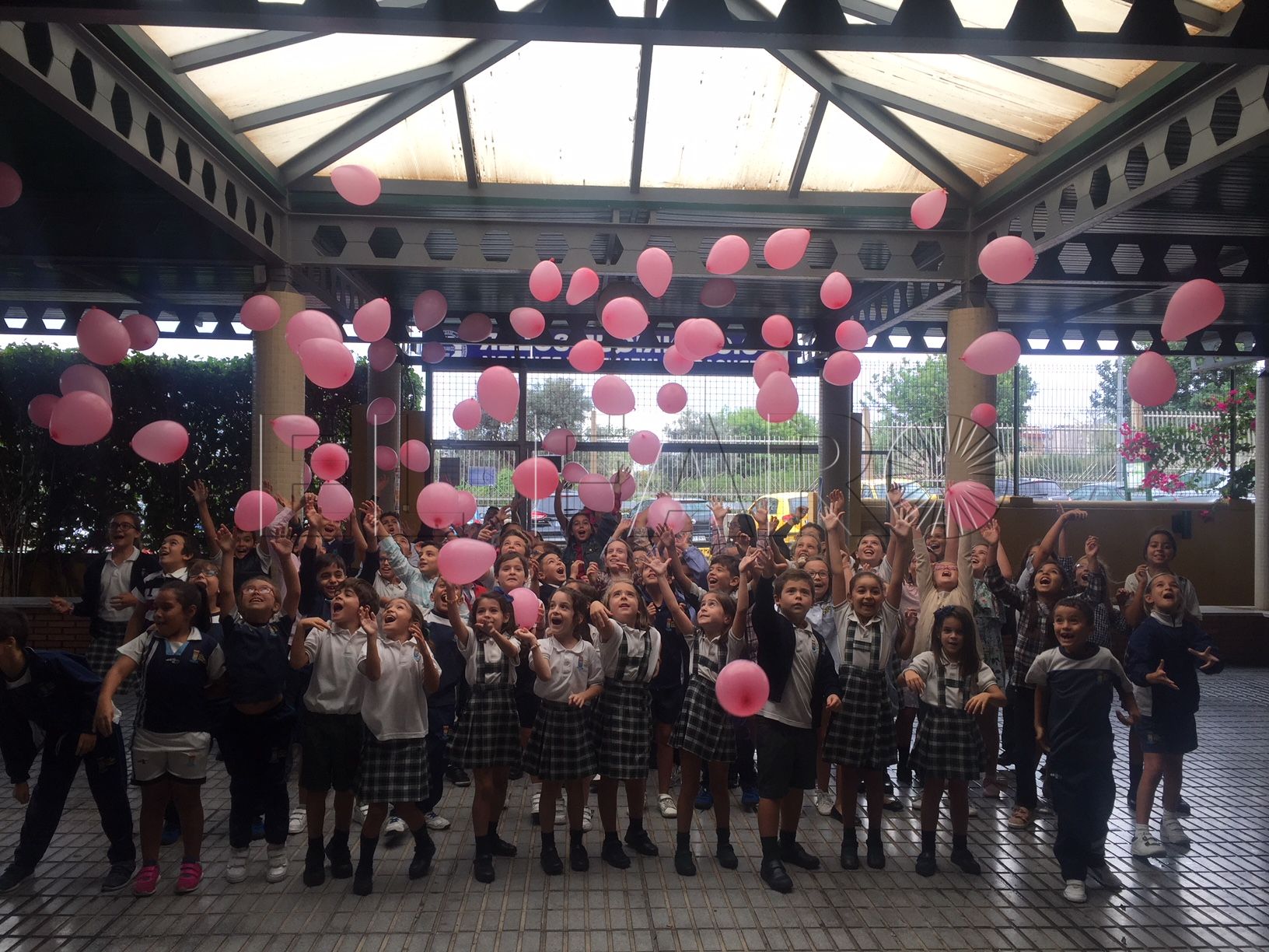 Globos rosas en el Enrique Soler para concienciar sobre el tumor de mama
