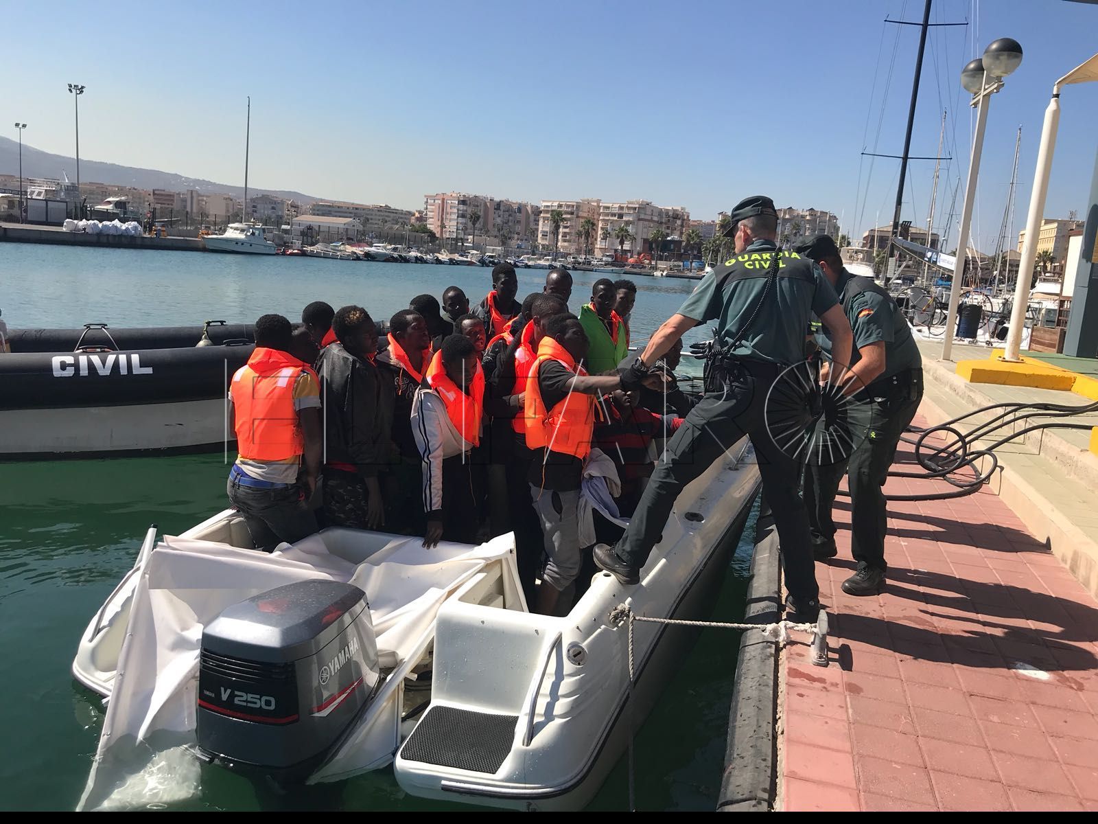 Muere ahogado un inmigrante tras ser abandonado por el patrón de la patera que entró esta mañana en el Dique Sur