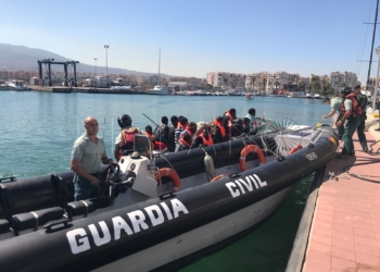 WhatsApp Image 2017 10 06 at 15.44.23 Llegan 31 inmigrantes, entre ellos siete mujeres, en patera a la dársena pesquera