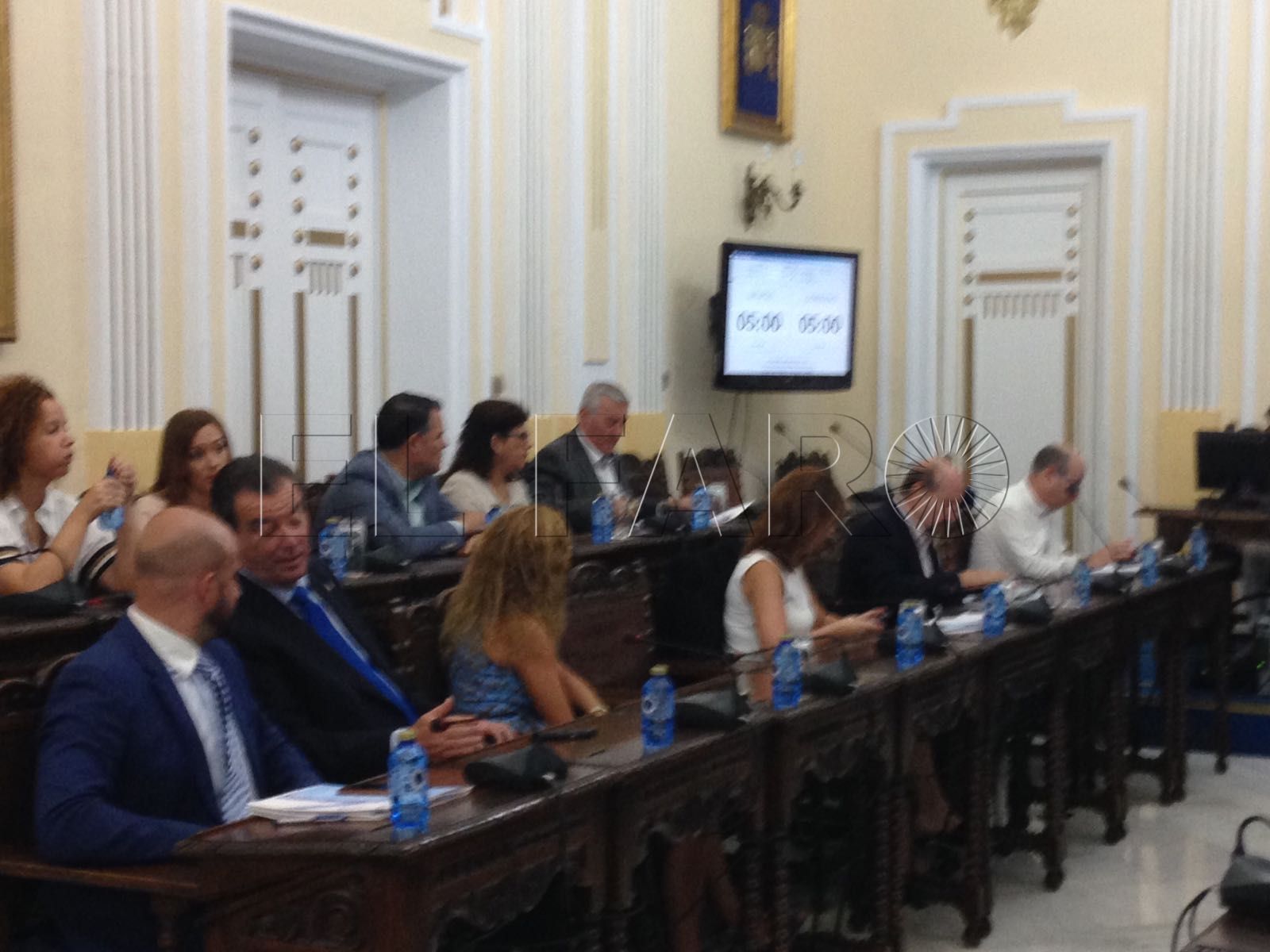 Polémica por el nuevo reglamento de ayudas sociales: CpM lo ve muy restrictivo y Gobierno dice que hay que poner límites