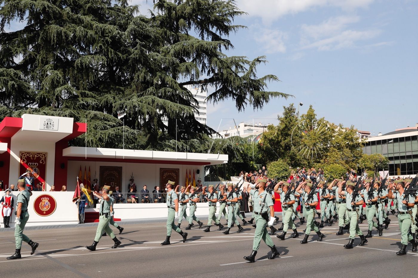 Imbroda destaca que es “un honor ver desfilar a nuestros legionarios y regulares”