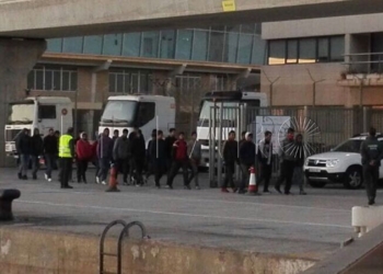 10 01 1 Localizados dos inmigrantes heridos, uno con una fractura en la cabeza, en un muelle