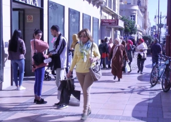 12 1 10 Cientos de melillenses salen a comprar animados por las campañas de descuentos