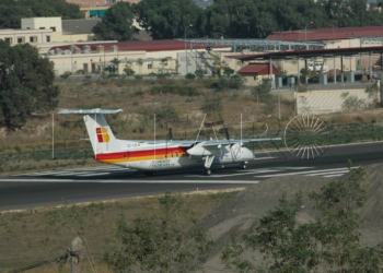 14 01 Una avería en una pieza de un avión obliga a cancelar un vuelo de Melilla a Madrid
