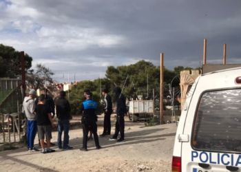 15 01 2 La Policía interviene para impedir que jóvenes increpen a operarios en el Monte