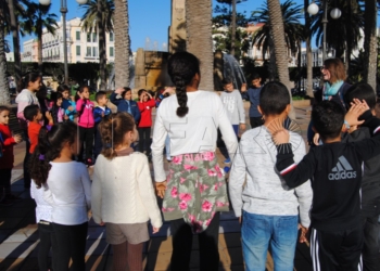 15 1 2 Menores darán clases en la Plaza de España hasta que sean escolarizados