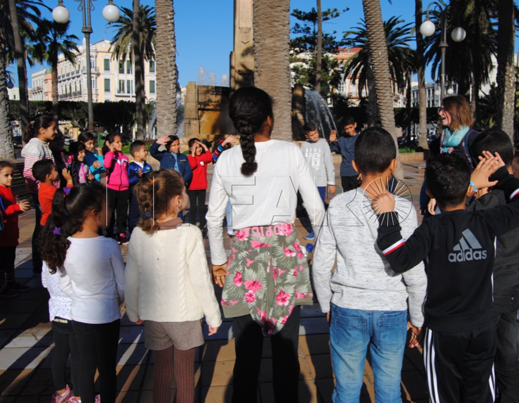 Menores darán clases en la Plaza de España hasta que sean escolarizados