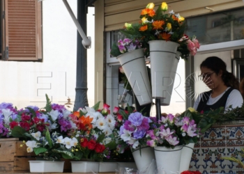 16 1 El cementerio se llena de flores por los más queridos