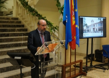 17 01 “Con un juego impresionante de elementos, el Hospital de la Cruz Roja es un edificio noble y sereno”