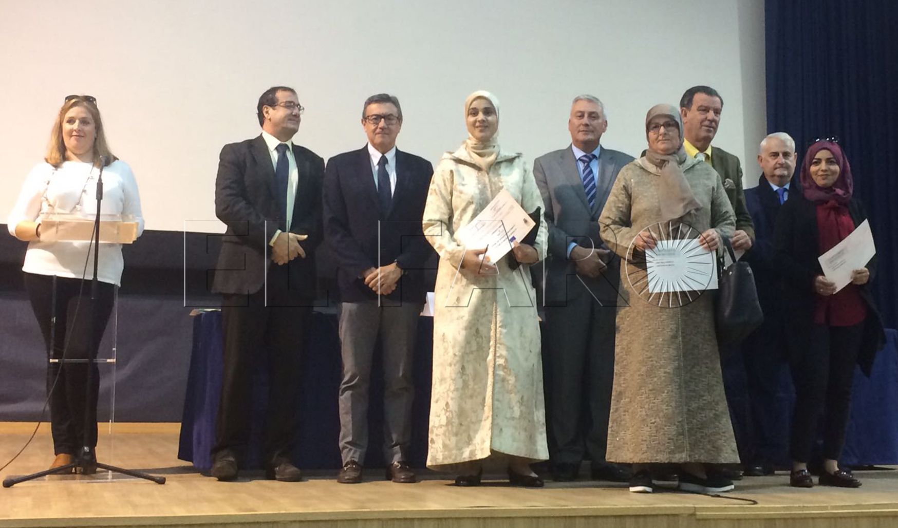 Mujeres y jóvenes reciben sus diplomas tras lograr reengacharse a los estudios