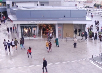 2 1 16 Miles de personas llenan el nuevo centro comercial: “Era lo que le hacía falta a Melilla”
