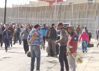 2 1 5 Un policía revisa más de 500 pasaportes cada hora en la frontera, según el SUP