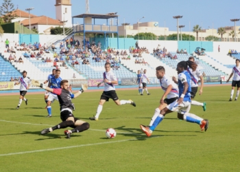 Boateng, en una de las oportunidades claras que tuvo el equipo melillense en el encuentro de ayer.