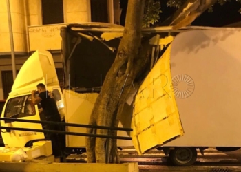 6 02 Un camión impacta contra la balaustrada de General Aizpuru