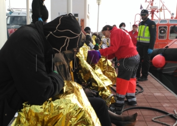 6 2 2 Salvamento Marítimo rescata a 49 migrantes subsaharianos en una patera semihundida