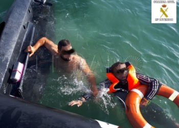 “No aguanto mucho más”, avisa al 112 tras volcar su barca: la Guardia Civil lo rescata