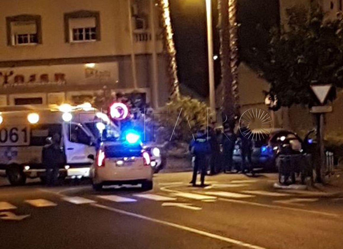 Da positivo en alcoholemia después de colisionar con la rotonda del Tesorillo