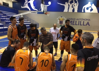Jugadores estudiantiles junto a su técnico Javier Nieto.