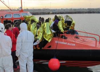 IMG 1739 Salvamento Marítimo rescata a 49 migrantes de una patera semihundida