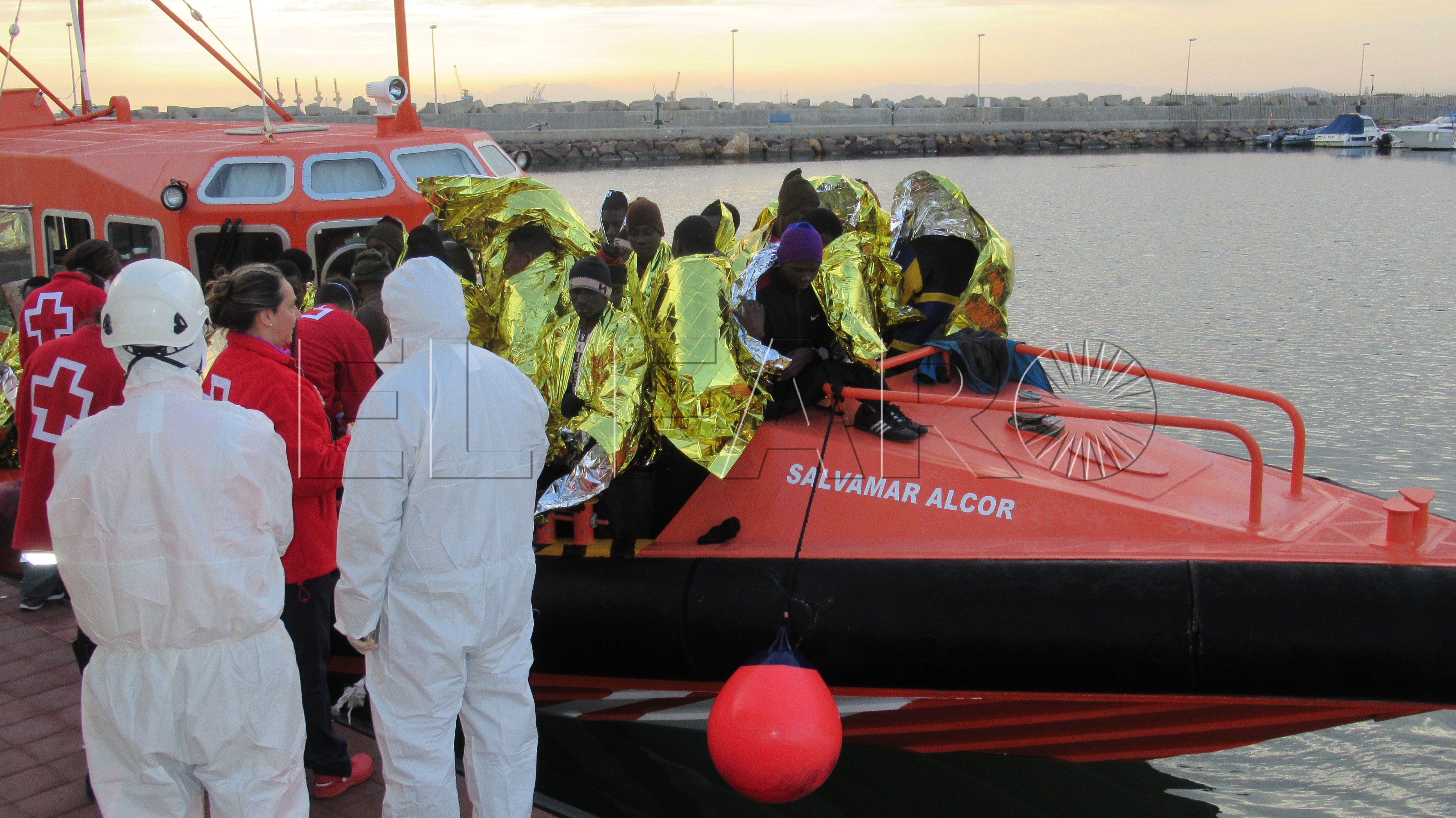 Salvamento Marítimo rescata a 49 migrantes de una patera semihundida