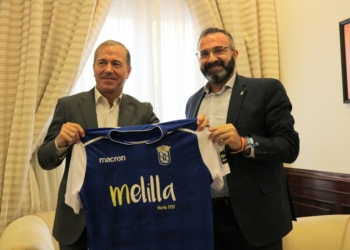 Al presidente de la Autoridad Portuaria se le hizo entrega de una camiseta de la UD Melilla.