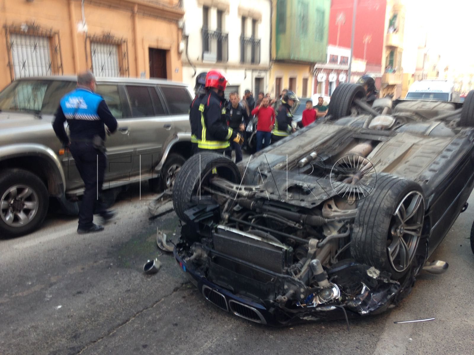 Un coche vuelca en Padre Lerchundi y los Bomberos tienen que ponerlo en pie