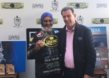 José Manuel Berrueco, con su copa de campeón, siendo entregada por Antonio Miranda