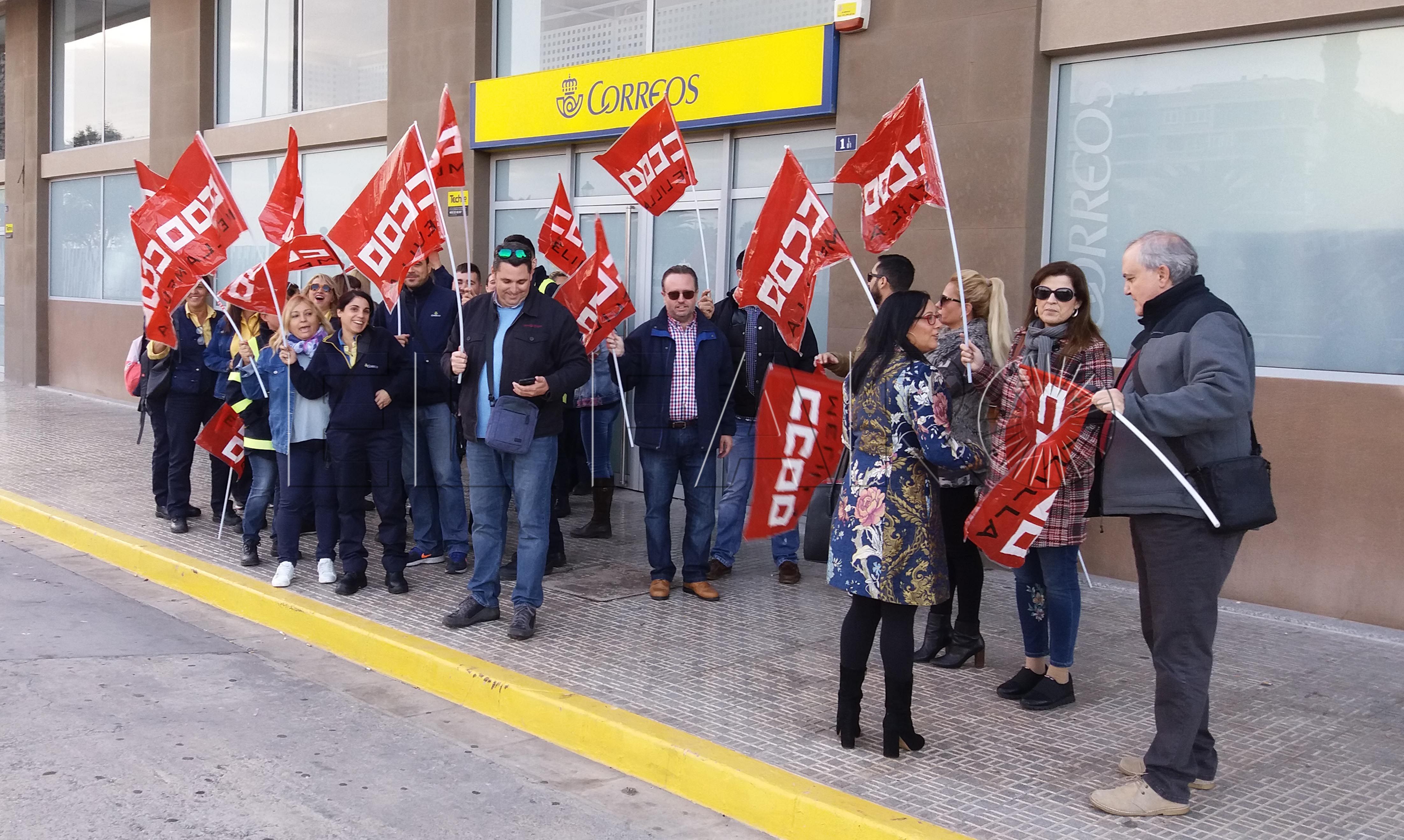 Reclaman 2 empleados más en Correos para entregar certificados por la tarde