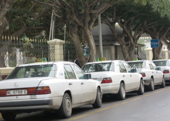 14 1 5 Roban a dos taxistas en La Cañada: a uno le quitan el coche y al otro la recaudación