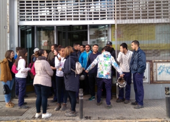 15 1 Alumnos de la Escuela Taller protestan en el SEPE por el retraso en el cobro de las becas