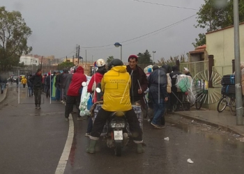2 2 3 Decenas de bicis y motos impiden circular a los vehículos en la frontera de Farhana