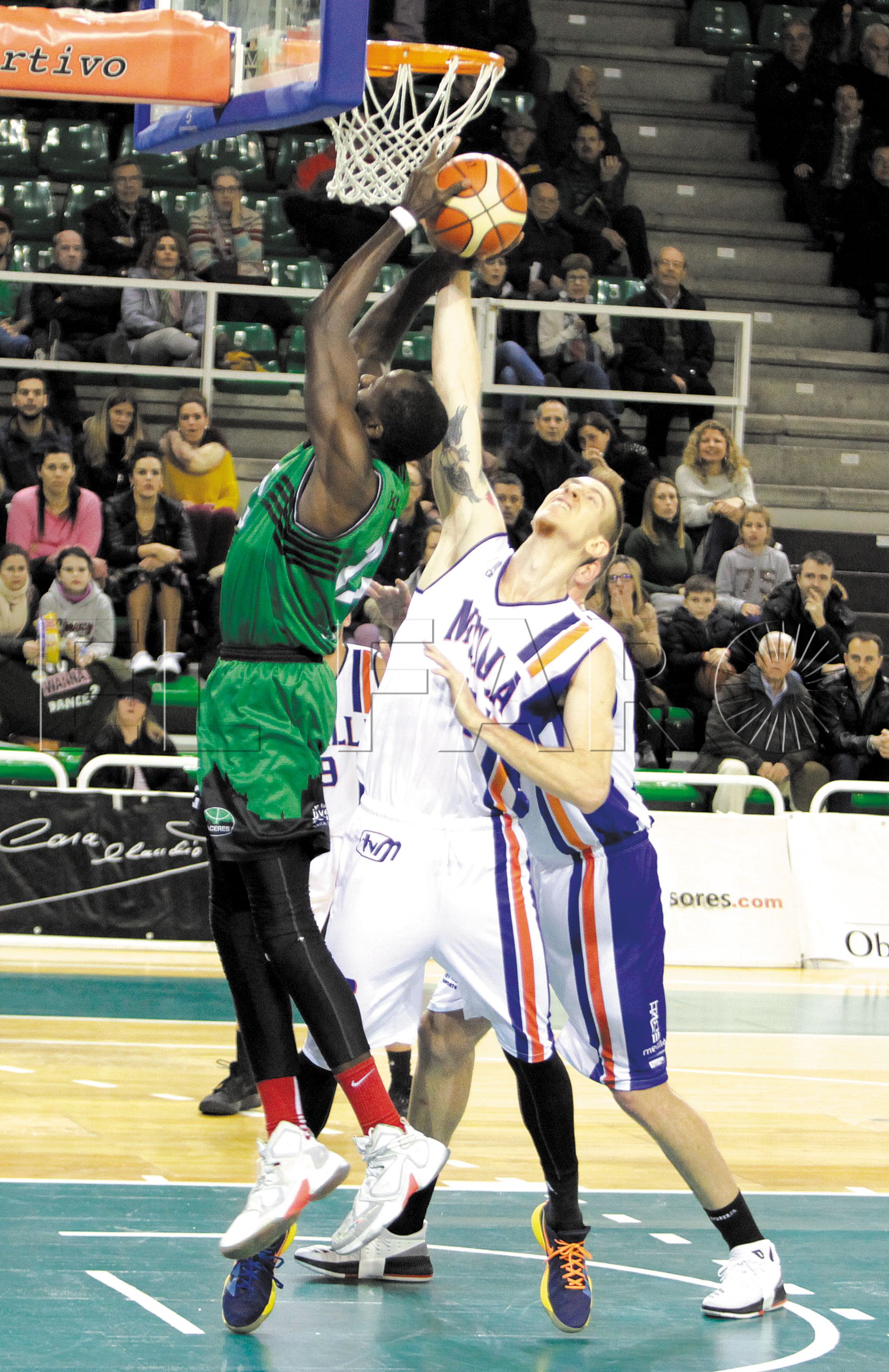 El Melilla Baloncesto echa el freno frente al Cáceres