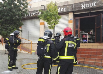 8 01 3 Los Bomberos intervienen para sofocar un fuego en un establecimiento hotelero