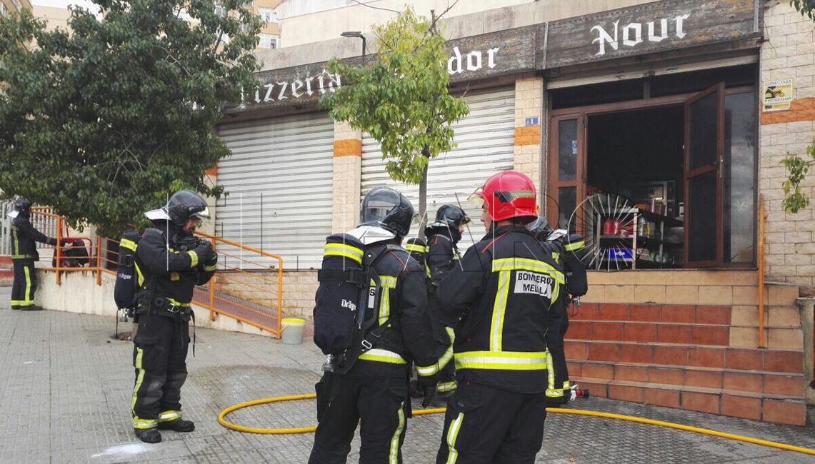 Los Bomberos intervienen para sofocar un fuego en un establecimiento hotelero