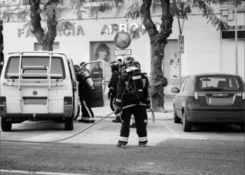 Captura de pantalla 2017 12 19 a las 18.35.53 Los Bomberos intervienen por fuego en una furgoneta en la calle General Villalba