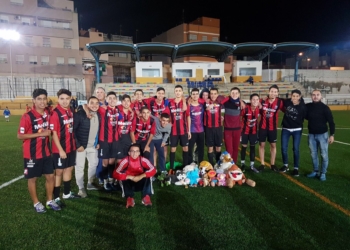 DRwlVsMXUAM8C37 Éxito en la jornada solidaria de la UD Melilla, ‘Ningún Niño sin Juguete’