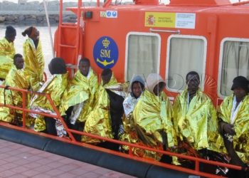 IMG 1748 La Guardia Civil rescata una patera con 37 inmigrantes, entre ellos tres mujeres