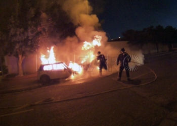 10 1 1 Los Bomberos apagan el fuego de tres coches en diferentes zonas y casi a la misma hora