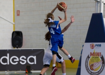 Una de las jugadoras de la Federación Melillense de Baloncesto, en un partido de un Nacional.