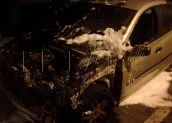 14 02 Los Bomberos apagan el fuego de un coche en el Barrio de la Victoria