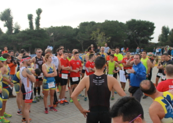 Atletas melillenses, en una de las reuniones antes del inicio de una de las pruebas de la temporada pasada.