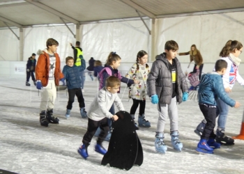 32 La pista de patinaje sobre hielo, éxito de público y de algún que otro resbalón