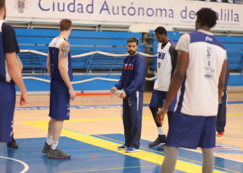 El técnico local, en una de las sesiones de entrenamientos junto a todos sus jugadores.