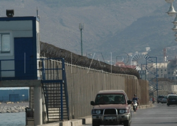 6 1 4 Dos inmigrantes saltan la valla y uno es detenido por agredir a un guardia civil